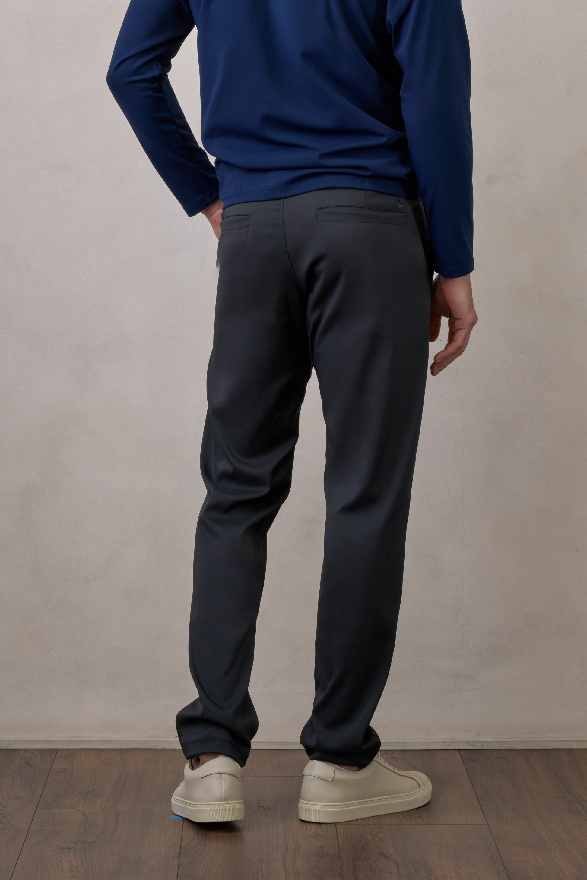 Pantalón gris oscuro cómodo